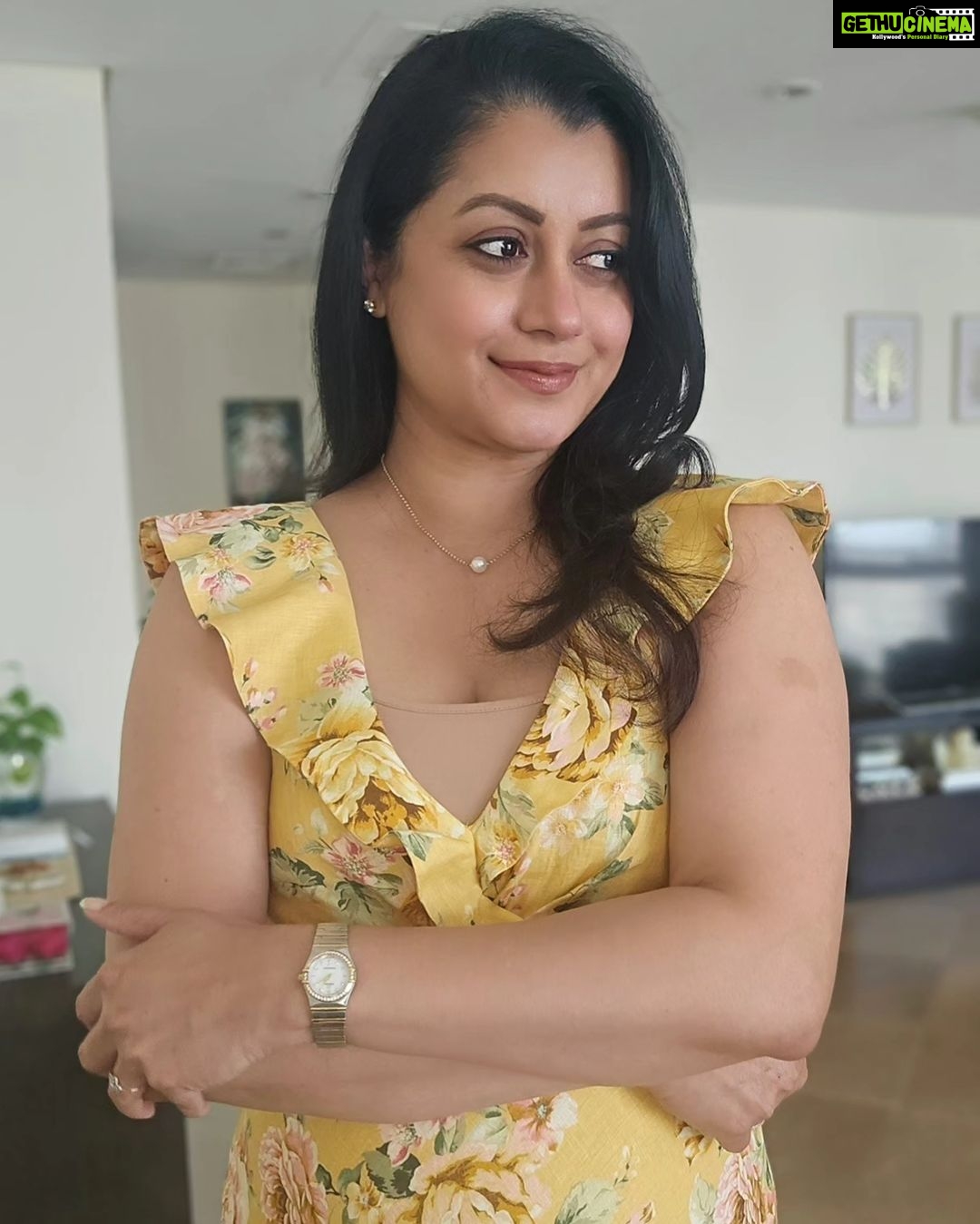 Reenu Mathews Instagram - Morning vibes in this beautiful flowery linen dress🤍🧿 Happy weekend Fam❤️ . . #lifestyleblogdubai #lifeindubai #reenumathews #watchfam Dubai, UAE