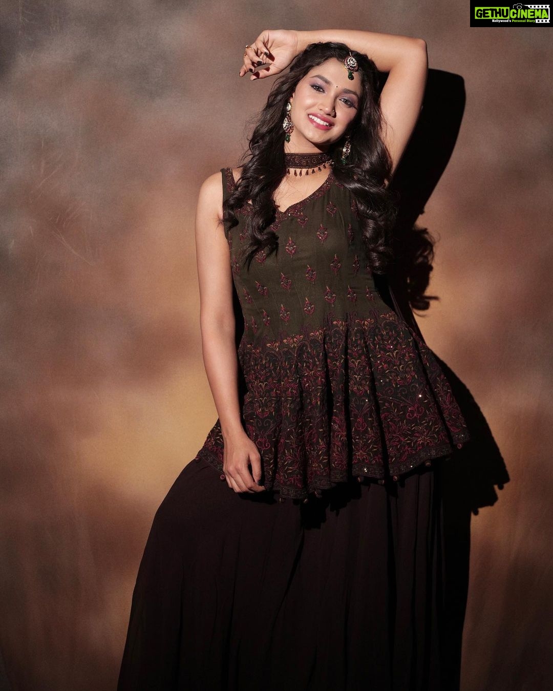 Reeshma Nanaiah Instagram - ನಾಡಿನ ಸಮಸ್ತ ಜನತೆಗೆ ಯುಗಾದಿ ಹಬ್ಬದ ಶುಭಾಶಯಗಳು 🙏🏻💕 Wishing everyone a very Happy Ugadi 💕 Styling : @stilerush_by_varshinijanakiram Assisted by : @charny_mashi Shot by : @vasukikarkone Mua : @artistryby_priyankaharish Wearing - @samyakkclothing Accessories - @nayrasbynethra @dhwanibansalofficial