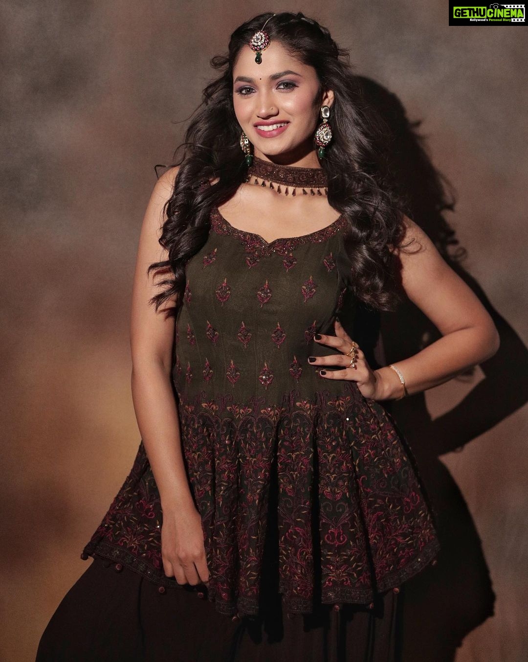 Reeshma Nanaiah Instagram - ನಾಡಿನ ಸಮಸ್ತ ಜನತೆಗೆ ಯುಗಾದಿ ಹಬ್ಬದ ಶುಭಾಶಯಗಳು 🙏🏻💕 Wishing everyone a very Happy Ugadi 💕 Styling : @stilerush_by_varshinijanakiram Assisted by : @charny_mashi Shot by : @vasukikarkone Mua : @artistryby_priyankaharish Wearing - @samyakkclothing Accessories - @nayrasbynethra @dhwanibansalofficial
