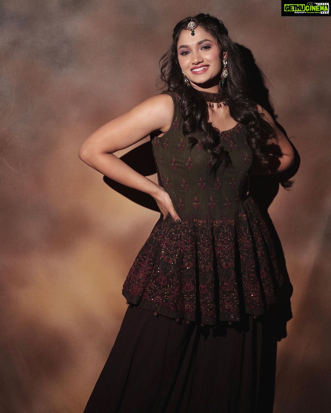 Reeshma Nanaiah Instagram - ನಾಡಿನ ಸಮಸ್ತ ಜನತೆಗೆ ಯುಗಾದಿ ಹಬ್ಬದ ಶುಭಾಶಯಗಳು 🙏🏻💕 Wishing everyone a very Happy Ugadi 💕 Styling : @stilerush_by_varshinijanakiram Assisted by : @charny_mashi Shot by : @vasukikarkone Mua : @artistryby_priyankaharish Wearing - @samyakkclothing Accessories - @nayrasbynethra @dhwanibansalofficial