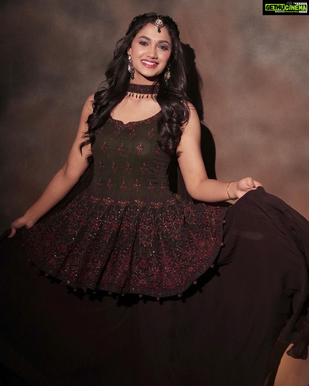 Reeshma Nanaiah Instagram - ನಾಡಿನ ಸಮಸ್ತ ಜನತೆಗೆ ಯುಗಾದಿ ಹಬ್ಬದ ಶುಭಾಶಯಗಳು 🙏🏻💕 Wishing everyone a very Happy Ugadi 💕 Styling : @stilerush_by_varshinijanakiram Assisted by : @charny_mashi Shot by : @vasukikarkone Mua : @artistryby_priyankaharish Wearing - @samyakkclothing Accessories - @nayrasbynethra @dhwanibansalofficial
