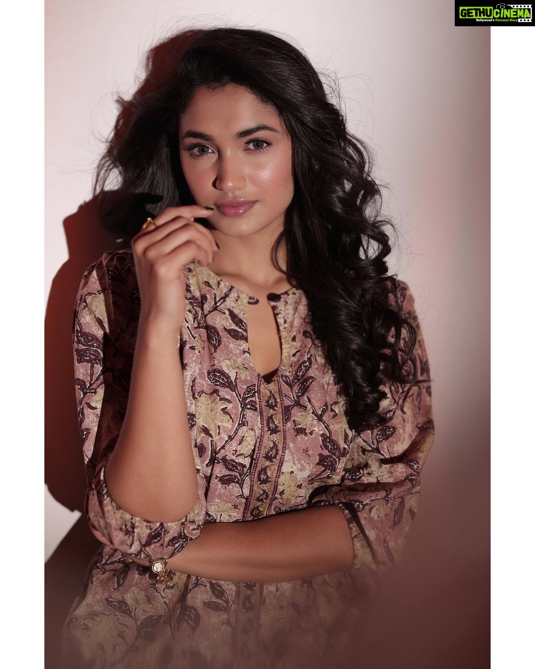 Reeshma Nanaiah Instagram - 🍂 Wearing : @whysobluelove Mua : @artistryby_priyankaharish Accessories: @dhwanibansalofficial Styling : @stilerush_by_varshinijanakiram Assisted by : @charny_mashi Shot by : @vasukikarkone