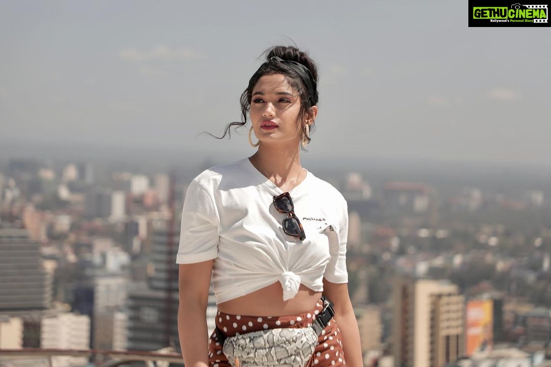 Reeshma Nanaiah Instagram - And here’s Kadambari on her adventures in Kenya with team #Baanadaariyalli 🐆 #shootdiaries Nairobi, Kenya