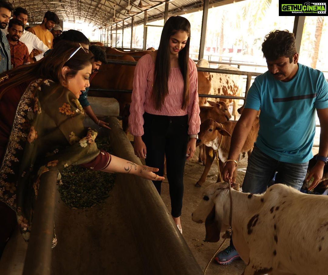 Reeshma Nanaiah Instagram - While heading to Ekloveya promotions stopped at Ammana thota 💕 💕 @rakshitha__official @directorprems @iamraanna and team 💕 @ekloveyathefilm #ekloveya