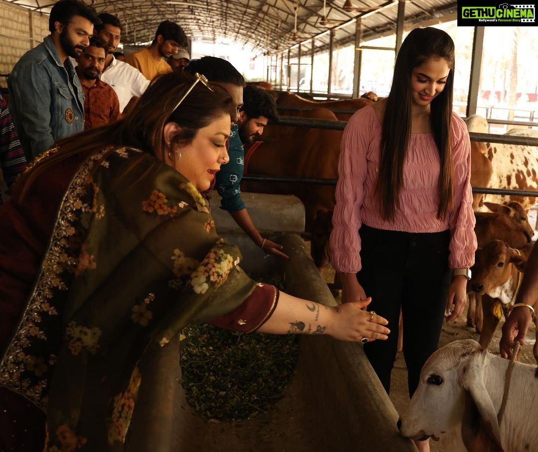 Reeshma Nanaiah Instagram - While heading to Ekloveya promotions stopped at Ammana thota 💕 💕 @rakshitha__official @directorprems @iamraanna and team 💕 @ekloveyathefilm #ekloveya
