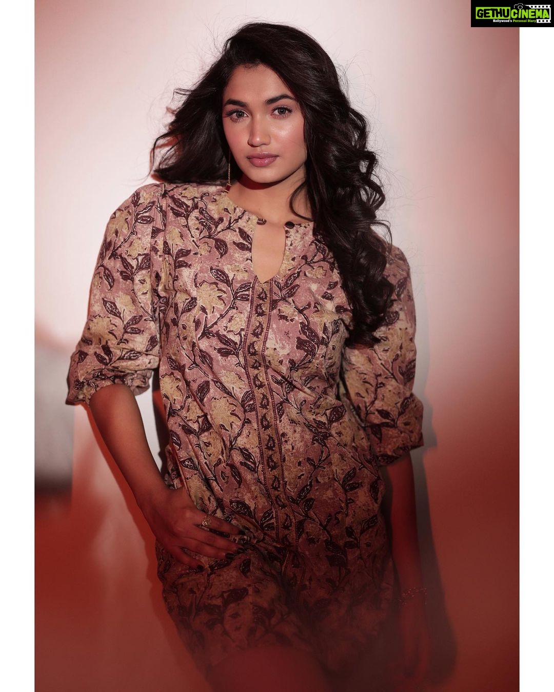 Reeshma Nanaiah Instagram - 🍂 Wearing : @whysobluelove Mua : @artistryby_priyankaharish Accessories: @dhwanibansalofficial Styling : @stilerush_by_varshinijanakiram Assisted by : @charny_mashi Shot by : @vasukikarkone