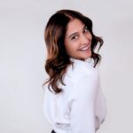 Regina Cassandra Instagram - The makeover I absolutely needed 🥰🥰🥰 I tried a bunch of hair colours on the INOA id app @lorealpro_education_india and with your help , I was able to pick out the best shade! Absolutely loved how the Chestnut Brown turned out - the best part is it not only looks so good, but it’s also an ammonia free color, powered by oil & has a vegan formula, which means, there's no damage either! 🤩 A huge thank you to my hairdresser at @gotomirrors salon for such a fab experience and for helping me achieve my bolder new look! 🖤 #Ad #LorealProIndia #LorealProfIndia #Inoahaircolor #haircolor #InoaID #InoaIdIndia #Inoa #RendezvousWithFutureYou @lorealpro #mirrorsluxurysalons