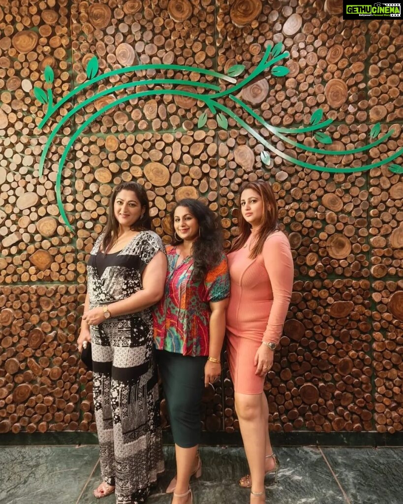 Rekha Krishnappa Instagram - Four of us, creating a scene at @thesceneblr ❤️ cheesseeeeyyyyy rite??? 😜😜😜 #celebration #familydinner #familyfun #familytime #funtimes The Scene Bengaluru