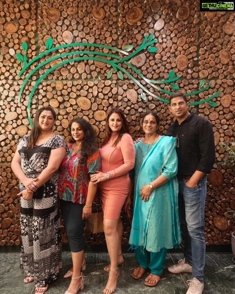 Rekha Krishnappa Instagram - Four of us, creating a scene at @thesceneblr ❤️ cheesseeeeyyyyy rite??? 😜😜😜 #celebration #familydinner #familyfun #familytime #funtimes The Scene Bengaluru