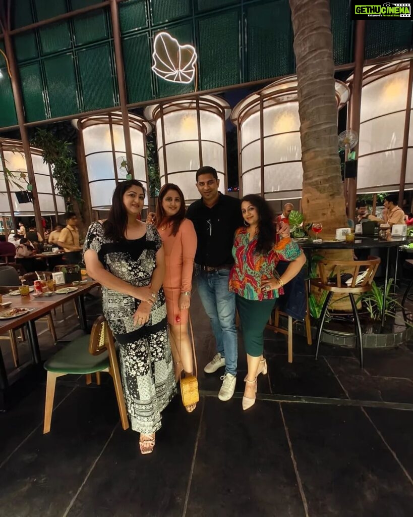 Rekha Krishnappa Instagram - Four of us, creating a scene at @thesceneblr ❤ cheesseeeeyyyyy rite??? 😜😜😜 #celebration #familydinner #familyfun #familytime #funtimes The Scene Bengaluru
