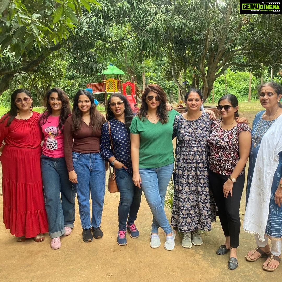 Rekha Krishnappa Instagram - Had awesome fun for two days with continued bloodline š My crazy cousins and families @roopabhattacharjee @brundasagar @reenierahul @raghav_krish @ramyanarayan24 @rakesheregodu @laharijayamurthy @preethimanjappa Thanks for hosting us @gariresortsbidadi The Gari Resorts