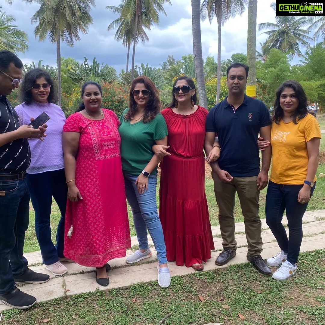 Rekha Krishnappa Instagram - Had awesome fun for two days with continued bloodline š My crazy cousins and families @roopabhattacharjee @brundasagar @reenierahul @raghav_krish @ramyanarayan24 @rakesheregodu @laharijayamurthy @preethimanjappa Thanks for hosting us @gariresortsbidadi The Gari Resorts