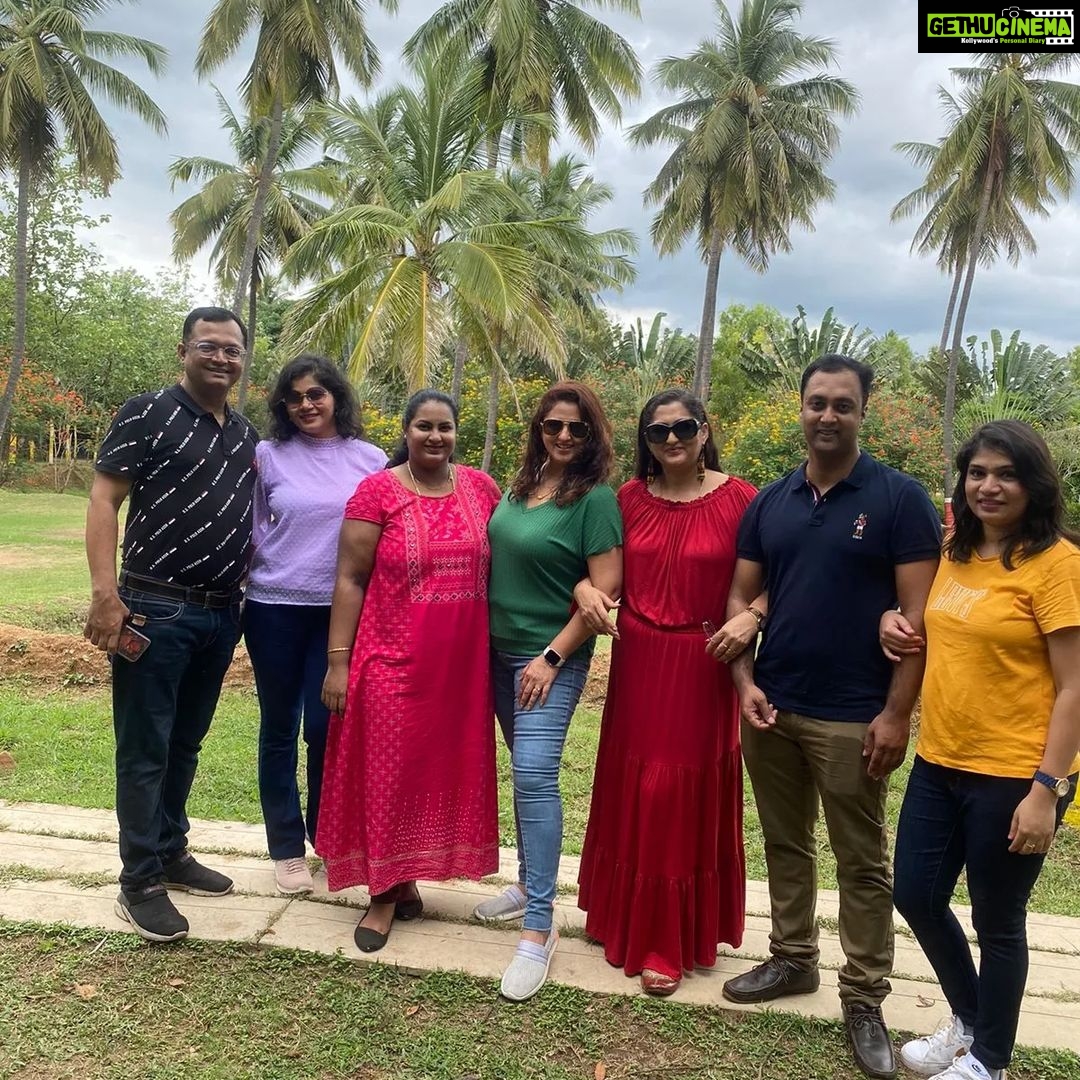 Rekha Krishnappa Instagram - Had awesome fun for two days with continued bloodline š My crazy cousins and families @roopabhattacharjee @brundasagar @reenierahul @raghav_krish @ramyanarayan24 @rakesheregodu @laharijayamurthy @preethimanjappa Thanks for hosting us @gariresortsbidadi The Gari Resorts