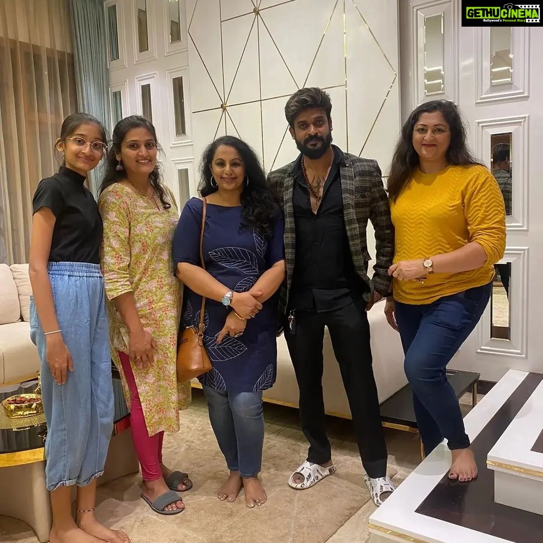 Rekha Krishnappa Instagram - Meeting friends and shopping is always fun... Thanks for the house tour @mohangowda_dk @mohanconcepts Thanks @arunaiyer82 for your hospitality â¤ď¸ With @reenierahul it's always fun to be... @roopabhattacharjee is the organiser , the perfect one... ,đ¤đť @aaryanaadithya how can I miss my sweetheart.. son đđđ #friendship #friendahipgoals #friends #friendzone #family #familygoals #familytime #funtrips Valkannadi