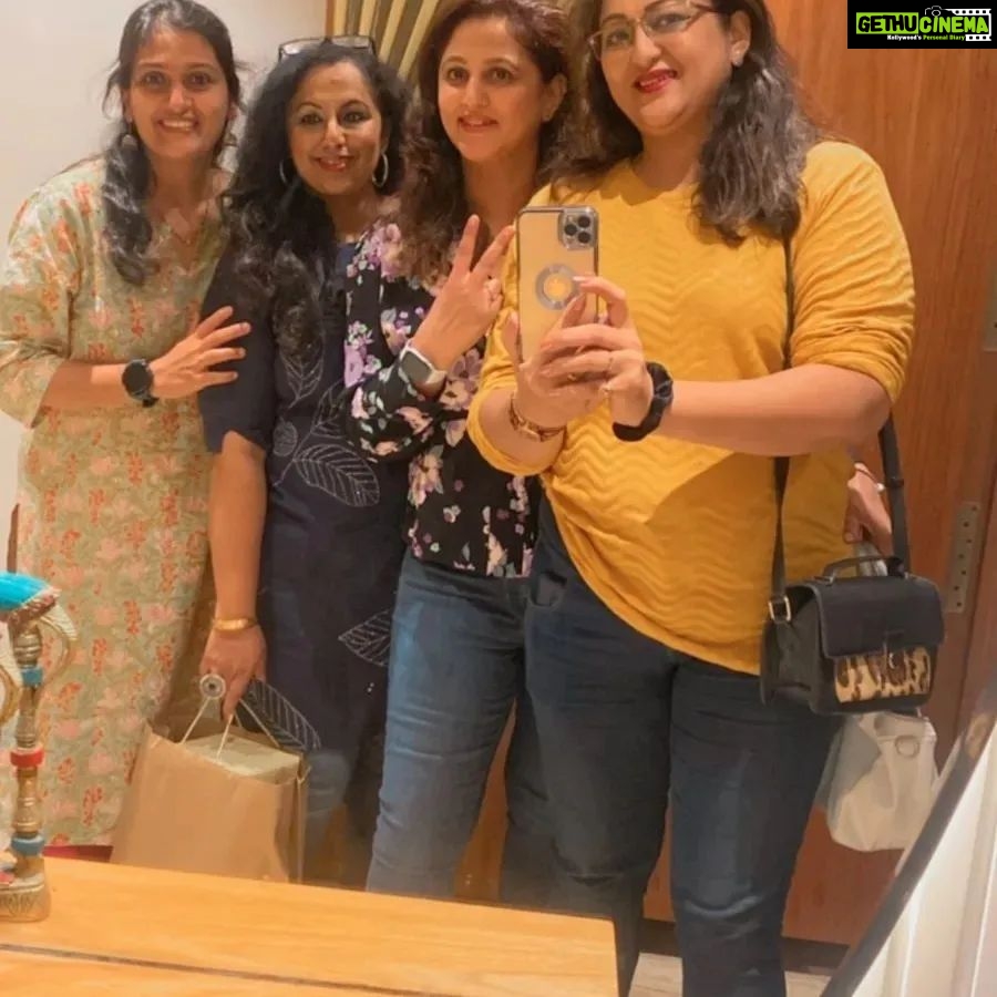 Rekha Krishnappa Instagram - Meeting friends and shopping is always fun... Thanks for the house tour @mohangowda_dk @mohanconcepts Thanks @arunaiyer82 for your hospitality ❤️ With @reenierahul it's always fun to be... @roopabhattacharjee is the organiser , the perfect one... ,🤟🏻 @aaryanaadithya how can I miss my sweetheart.. son 😘😘😘 #friendship #friendahipgoals #friends #friendzone #family #familygoals #familytime #funtrips Valkannadi
