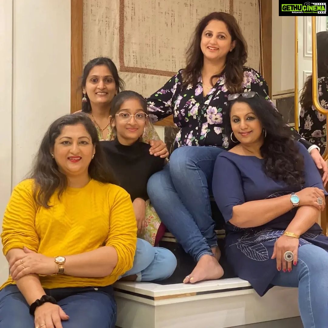 Rekha Krishnappa Instagram - Meeting friends and shopping is always fun... Thanks for the house tour @mohangowda_dk @mohanconcepts Thanks @arunaiyer82 for your hospitality â¤ď¸ With @reenierahul it's always fun to be... @roopabhattacharjee is the organiser , the perfect one... ,đ¤đť @aaryanaadithya how can I miss my sweetheart.. son đđđ #friendship #friendahipgoals #friends #friendzone #family #familygoals #familytime #funtrips Valkannadi