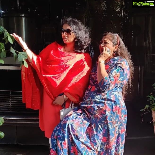 Rekha Krishnappa Instagram - With the dramebaazzzz sister.... ❤️❤️ She likes to do drama... But I act 😜 When we had fun together @roopabhattacharjee #sisters #sisterlove #sisterslove❤️ Bangalore, India
