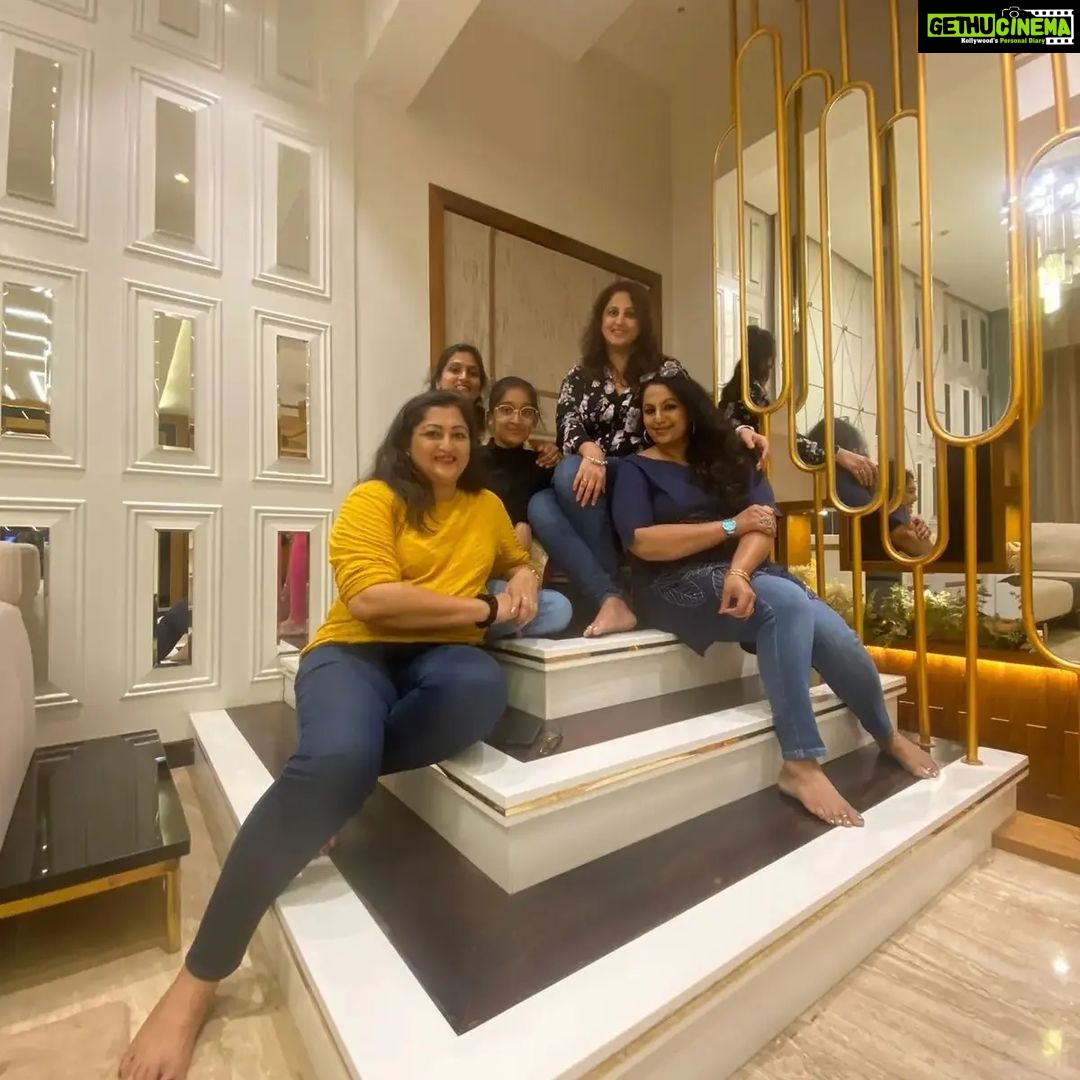 Rekha Krishnappa Instagram - Meeting friends and shopping is always fun... Thanks for the house tour @mohangowda_dk @mohanconcepts Thanks @arunaiyer82 for your hospitality â¤ď¸ With @reenierahul it's always fun to be... @roopabhattacharjee is the organiser , the perfect one... ,đ¤đť @aaryanaadithya how can I miss my sweetheart.. son đđđ #friendship #friendahipgoals #friends #friendzone #family #familygoals #familytime #funtrips Valkannadi