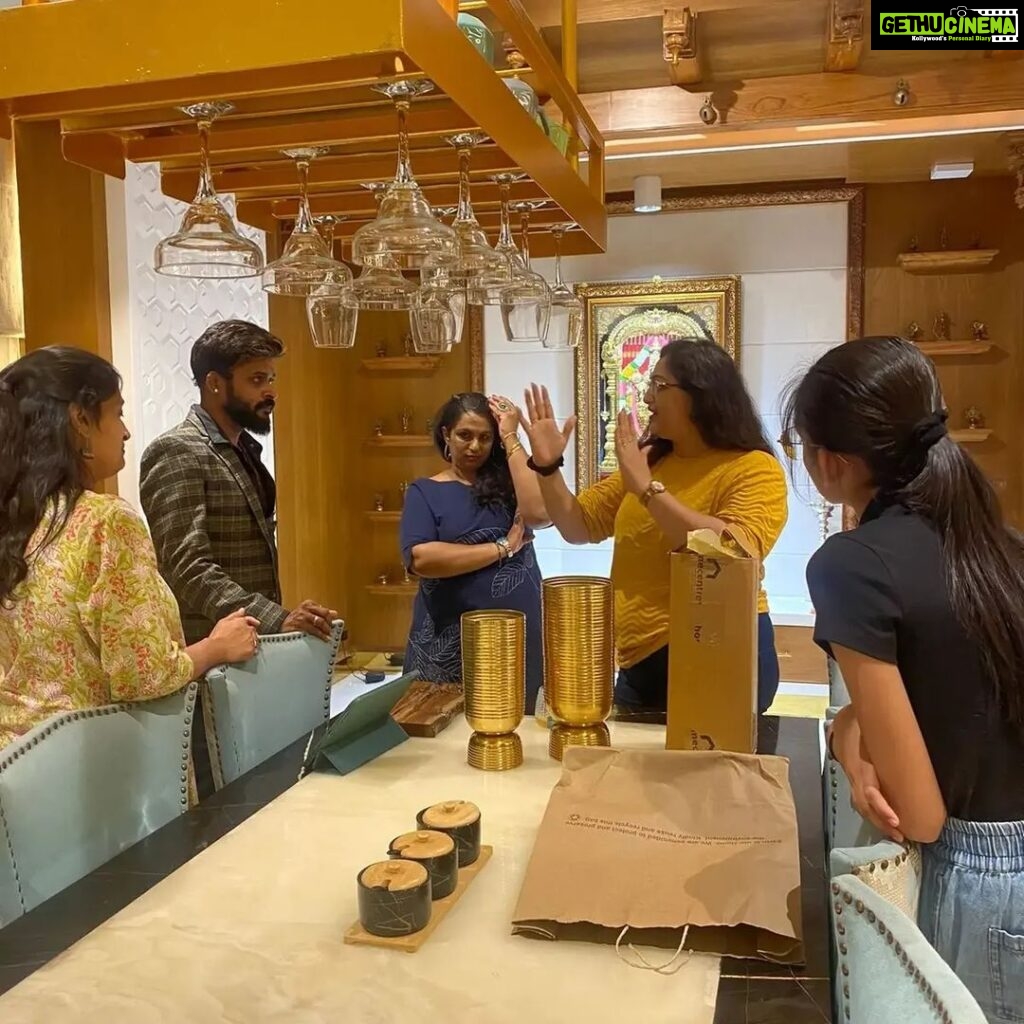 Rekha Krishnappa Instagram - Meeting friends and shopping is always fun... Thanks for the house tour @mohangowda_dk @mohanconcepts Thanks @arunaiyer82 for your hospitality ❤️ With @reenierahul it's always fun to be... @roopabhattacharjee is the organiser , the perfect one... ,🤟🏻 @aaryanaadithya how can I miss my sweetheart.. son 😘😘😘 #friendship #friendahipgoals #friends #friendzone #family #familygoals #familytime #funtrips Valkannadi