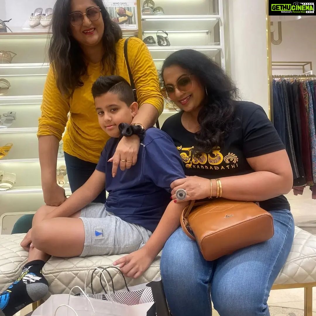 Rekha Krishnappa Instagram - Meeting friends and shopping is always fun... Thanks for the house tour @mohangowda_dk @mohanconcepts Thanks @arunaiyer82 for your hospitality â¤ď¸ With @reenierahul it's always fun to be... @roopabhattacharjee is the organiser , the perfect one... ,đ¤đť @aaryanaadithya how can I miss my sweetheart.. son đđđ #friendship #friendahipgoals #friends #friendzone #family #familygoals #familytime #funtrips Valkannadi