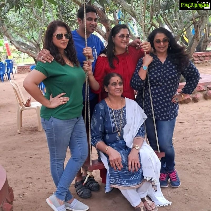 Rekha Krishnappa Instagram - Had awesome fun for two days with continued bloodline š My crazy cousins and families @roopabhattacharjee @brundasagar @reenierahul @raghav_krish @ramyanarayan24 @rakesheregodu @laharijayamurthy @preethimanjappa Thanks for hosting us @gariresortsbidadi The Gari Resorts