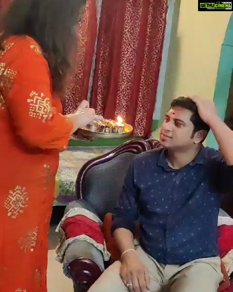 Rekha Krishnappa Instagram - We enjoy the sisterhood @roopabhattacharjee @reenierahul cos of you our sweet brother. How much ever old you are u will remain our little brother... @raghav_krish ❤️❤️❤️ Bangalore, India