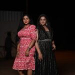 Rekha Krishnappa Instagram - Black is always unique And pink is shining next to me @reshmapasupuleti Thanx for being my friend 🥰❣️ #friendship #blackdress #shootingspot Chennai, India
