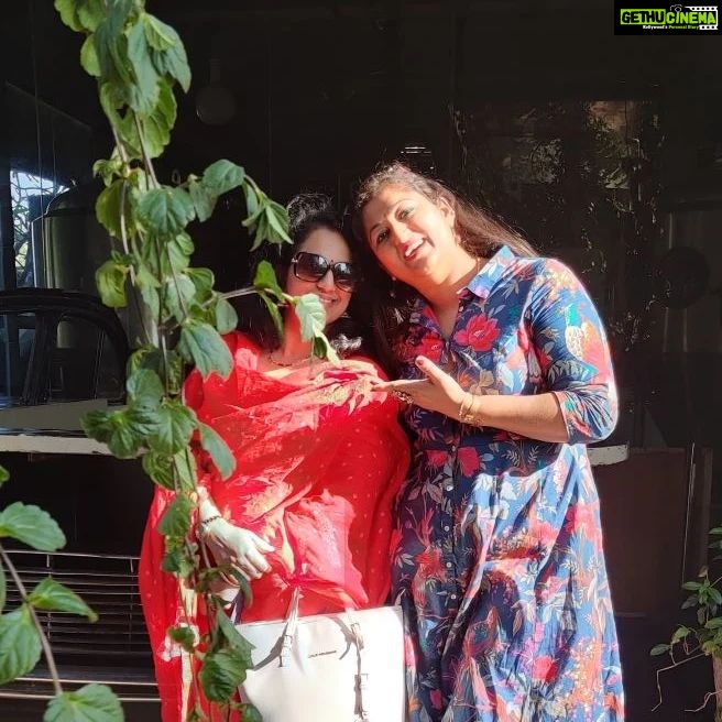 Rekha Krishnappa Instagram - With the dramebaazzzz sister.... ❤️❤️ She likes to do drama... But I act 😜 When we had fun together @roopabhattacharjee #sisters #sisterlove #sisterslove❤️ Bangalore, India