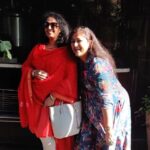 Rekha Krishnappa Instagram - With the dramebaazzzz sister.... ❤️❤️ She likes to do drama... But I act 😜 When we had fun together @roopabhattacharjee #sisters #sisterlove #sisterslove❤️ Bangalore, India