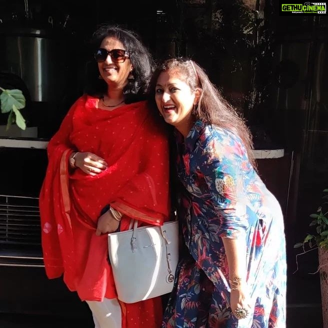 Rekha Krishnappa Instagram - With the dramebaazzzz sister.... ❤️❤️ She likes to do drama... But I act 😜 When we had fun together @roopabhattacharjee #sisters #sisterlove #sisterslove❤️ Bangalore, India