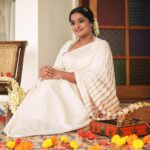 Remya Nambeesan Instagram - Happy onam🌼🌸🌼🌸!! Mua @neethu_makeupartist Photography @blaze_frnklin Styling @stylestoriesbypriyanka Costume @kalaakaari #onamcelebration #onam #poovepoli #maveli Kochi, India
