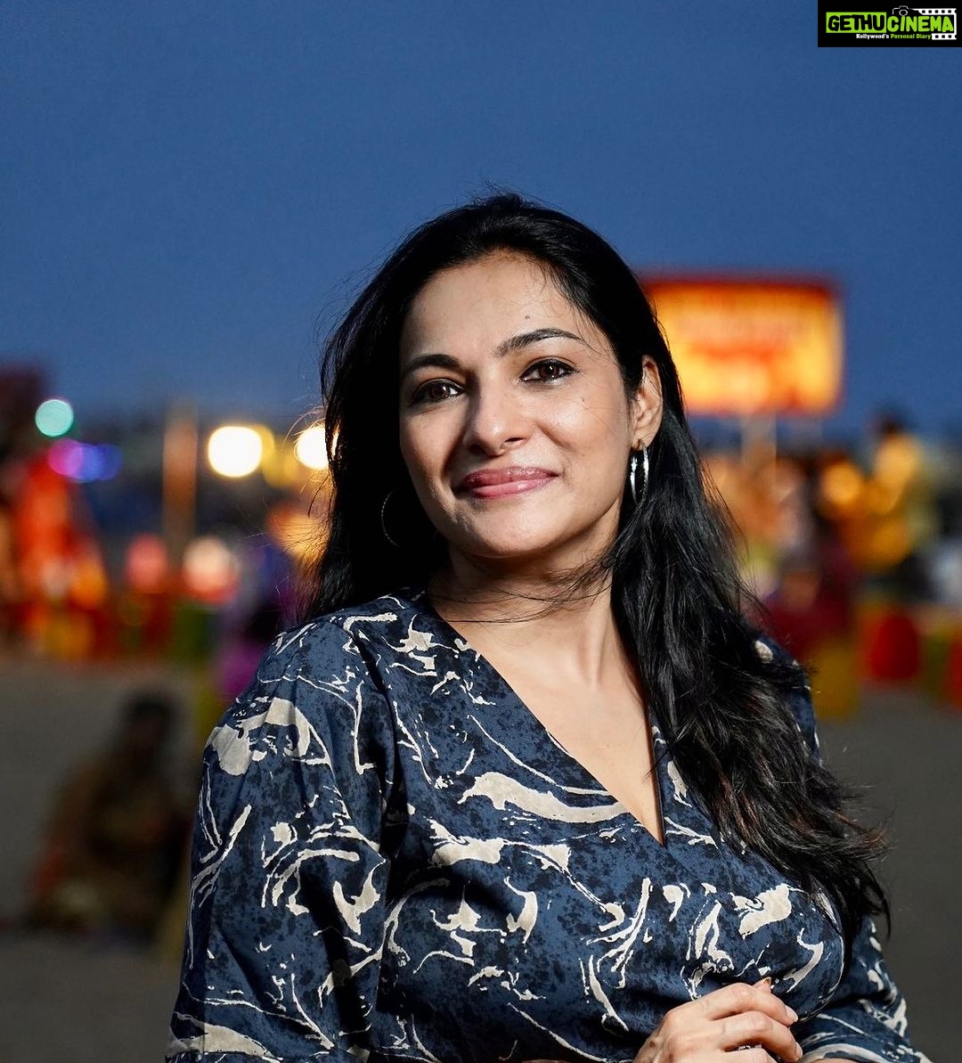 Rethika Srinivas - 3.8K Likes - How many of you love beach ? I have a lot of nostalgic childhood memories with my parents and sisters in beach .
#rethika #rethikasjustmyway #beach #beachlife #beauty #candid #photo