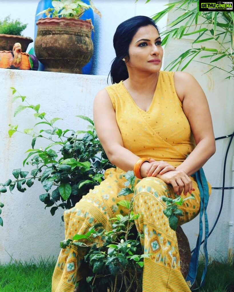 Rethika Srinivas Instagram - When God is with you ,you are not alone ! #rethikasrinivas #silence #smiles #godbless #yellow #solitude #divine #affirmations