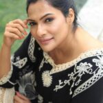 Rethika Srinivas Instagram – Leave a little sparkle everywhere you go✨

#rethika #trending #smile #nofilter #rethikasrinivas #instafamily #expression #positivevibes #chennai #moodygrams #justanotherdayinwa #skincare #messyhair #attitude #positivity #skin #exclusive #timeless #instagood #instafamous #smokeyeyes #actress #selflove #closeup #black