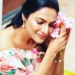 Rethika Srinivas Instagram – Happiness radiates like the fragrance from a flower and draws all good things towards you. …!!
 
#flowers #rethikasrinivas #rethikasjustmyway #rethika #fragrance #happiness #life #positivity
