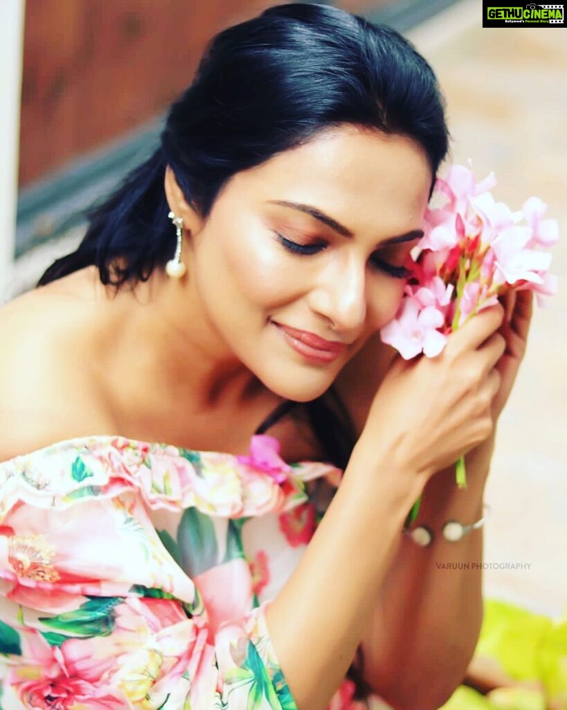 Rethika Srinivas Instagram - Happiness radiates like the fragrance from a flower and draws all good things towards you. ...!! #flowers #rethikasrinivas #rethikasjustmyway #rethika #fragrance #happiness #life #positivity