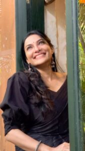 Rethika Srinivas Instagram - Time spent amongst trees is never wasted time! Pc credit : rahul Creatives : Shilpa/ rethika Location : sparsa resorts thiruvanamalai Make up : Sowmya #rethika #rethikasrinivas #nature #naturephotography #black #smile #trendingreels #trendingsongs #insta #instareels #black #saree #sareelove #windy