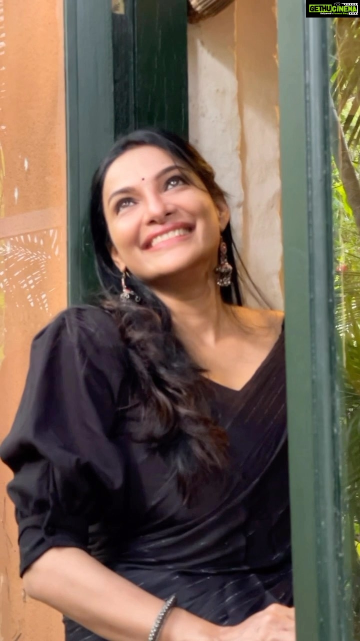Rethika Srinivas - 4.6K Likes - Time spent amongst trees is never wasted time!
Pc credit : rahul
Creatives : Shilpa/ rethika
Location : sparsa resorts thiruvanamalai
Make up : Sowmya
#rethika #rethikasrinivas #nature #naturephotography #black #smile #trendingreels #trendingsongs #insta #instareels #black #saree #sareelove #windy
