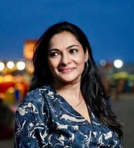 Rethika Srinivas Instagram - How many of you love beach ? I have a lot of nostalgic childhood memories with my parents and sisters in beach . 

#rethika #rethikasjustmyway #beach #beachlife #beauty #candid #photo