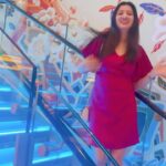 Richa Panai Instagram - Don’t need alcohol to get grooving and can surely party alone.. not sure if it’s normal though!🤷🏼‍♀️🥶 Middle Of The Ocean