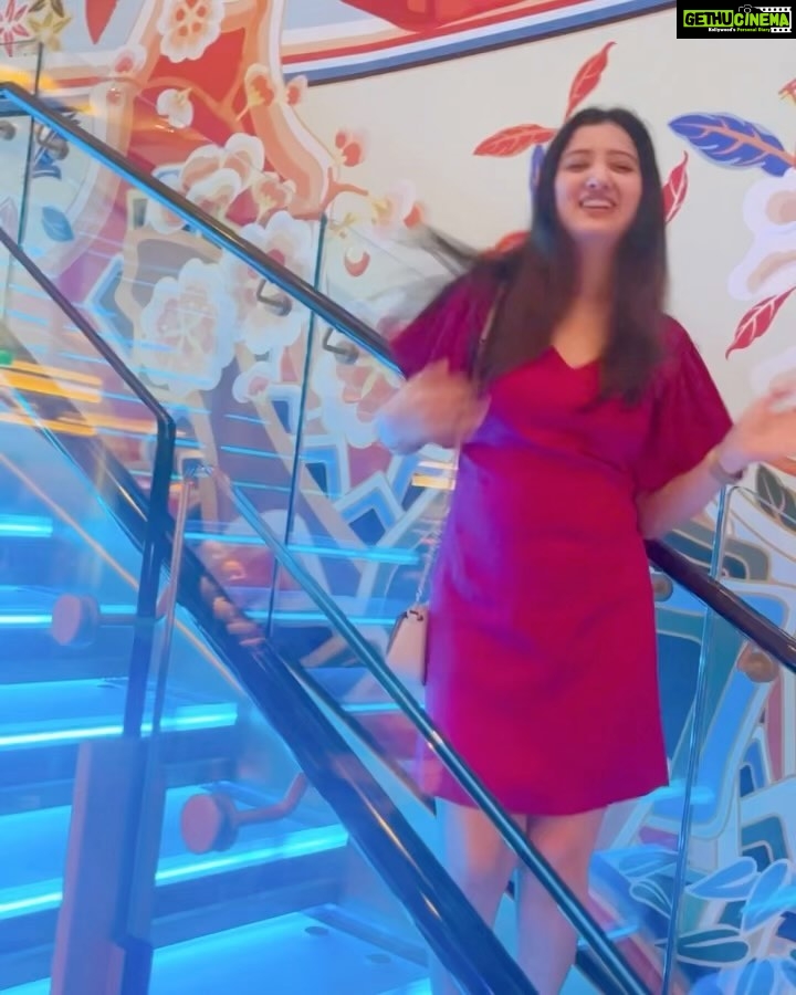 Richa Panai Instagram - Don’t need alcohol to get grooving and can surely party alone.. not sure if it’s normal though!🤷🏼♀️🥶 Middle Of The Ocean