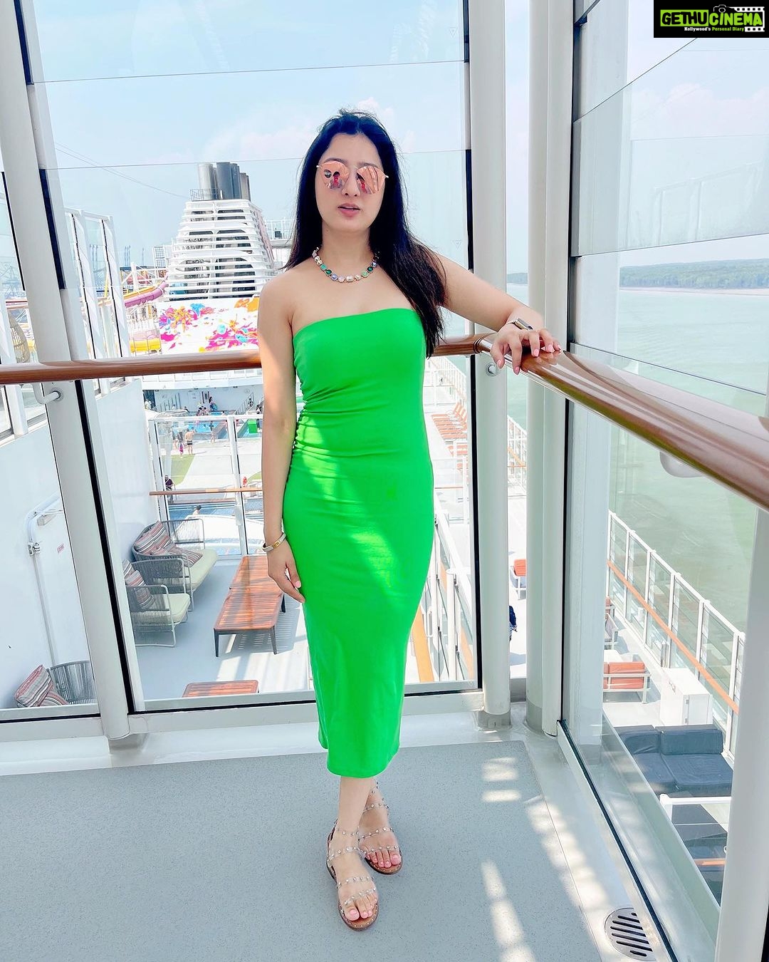 Richa Panai Instagram - Cruising dreams!💚🧚🏻♀️ #dreamliner #cruiseship #cruisevacation #cruiselife #singapore Singapore