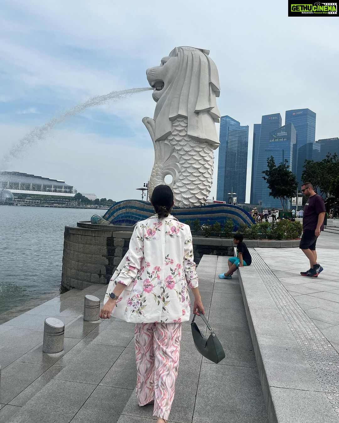 Richa Panai Instagram - Trip begins💕🫶🏻 #merlion #marinabaysands #gardensbythebay #singapore Singapore