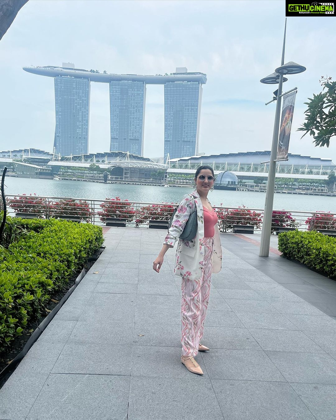 Richa Panai Instagram - Trip begins💕🫶🏻 #merlion #marinabaysands #gardensbythebay #singapore Singapore