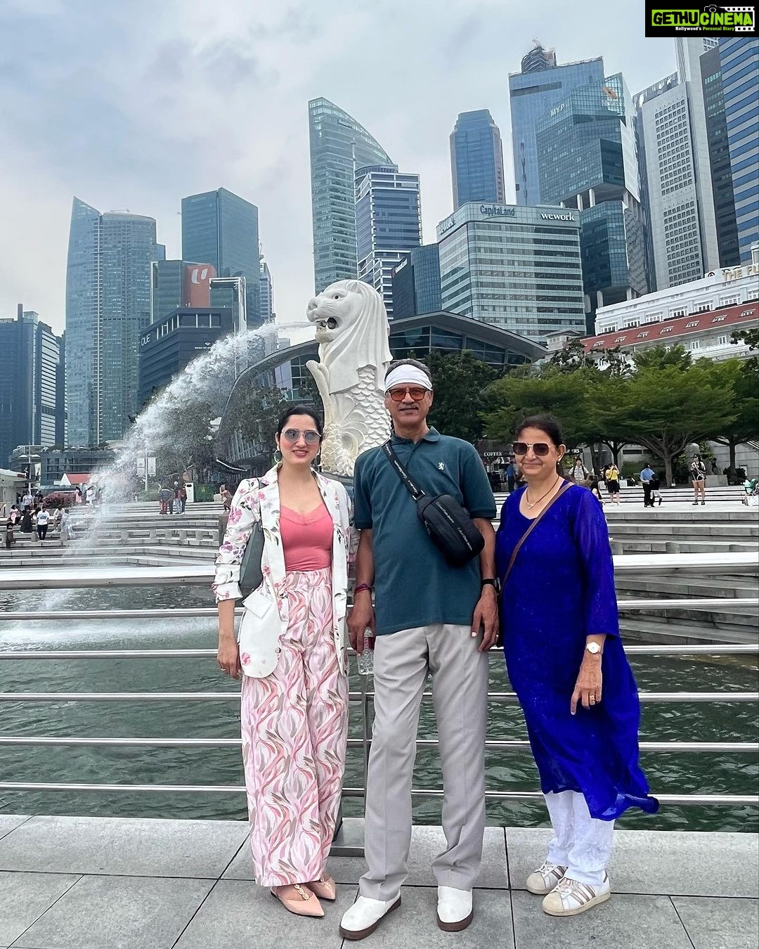 Richa Panai Instagram - Trip begins💕🫶🏻 #merlion #marinabaysands #gardensbythebay #singapore Singapore