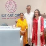 Richa Panai Instagram – Ganpati pooja at cafe with mom dad!🙏🏻✨ KIT CAT CAFE