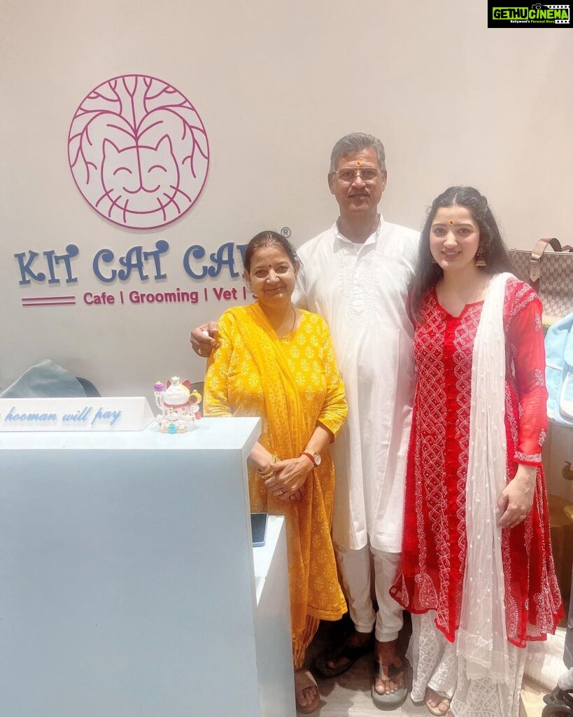 Richa Panai Instagram - Ganpati pooja at cafe with mom dad!🙏🏻✨ KIT CAT CAFE