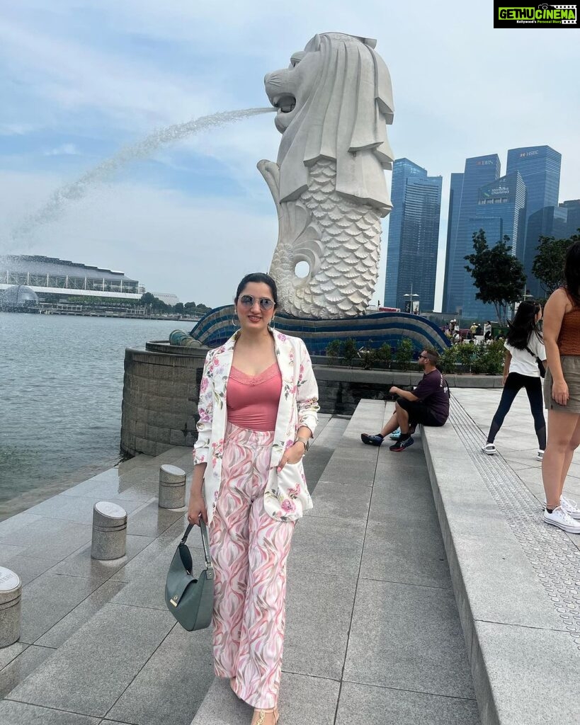 Richa Panai Instagram - Trip begins💕🫶🏻 #merlion #marinabaysands #gardensbythebay #singapore Singapore
