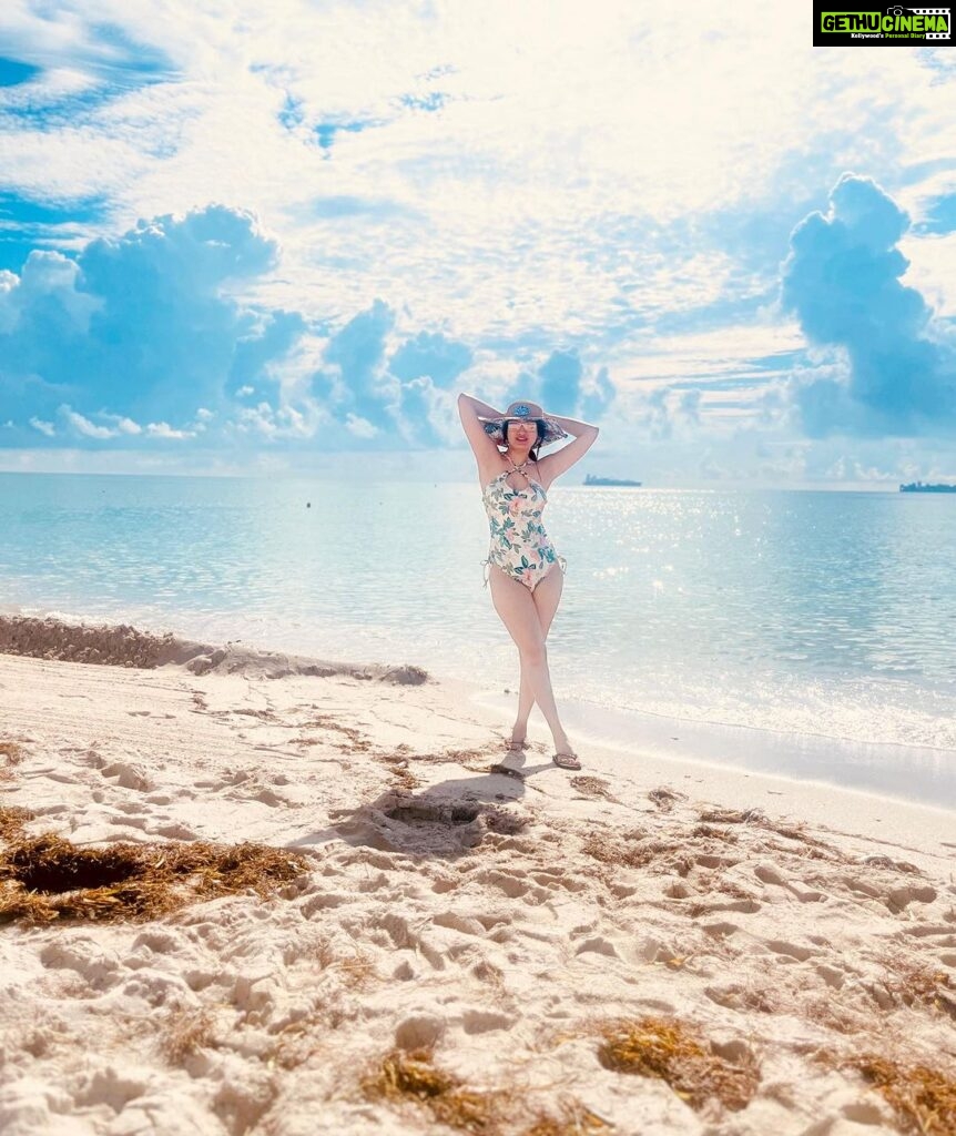 Richa Panai Instagram - Missing the Miami sun!☀️🏖️👒 Miami Beach, Florida