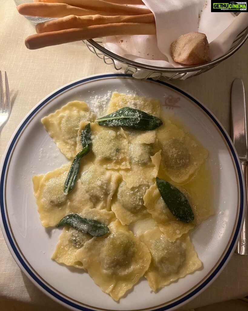 Richa Panai Instagram - Royal and retro dinner vibes @casaciprianinyc 🖤🌸 #nyc #newyorknewyork #statueofliberty #casaciprianinyc #casacipriani Casa Cipriani